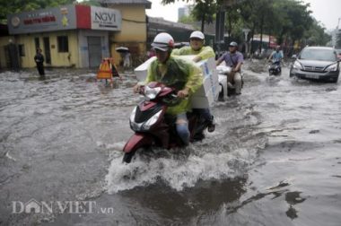 mua ngap sau, nguoi xe noi nhau "chon chan" nhieu gio giua pho hn hinh anh 5