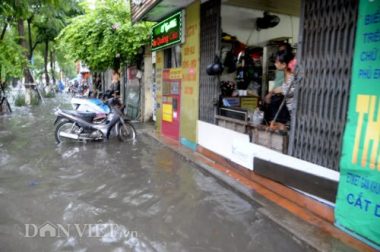 mua ngap sau, nguoi xe noi nhau "chon chan" nhieu gio giua pho hn hinh anh 10