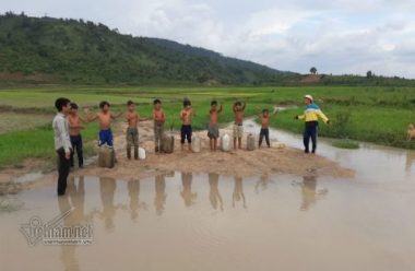 3 thanh nien chan bo ngan suoi, lam dieu cam dong duoi chan nui lua hinh anh 1