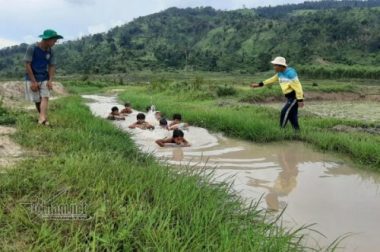 3 thanh nien chan bo ngan suoi, lam dieu cam dong duoi chan nui lua hinh anh 3