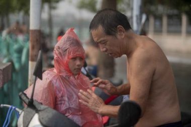 nguoi ha noi do xo ra ho tay tam giai nhiet, troi bong do mua to hinh anh 15