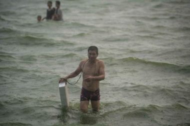 nguoi ha noi do xo ra ho tay tam giai nhiet, troi bong do mua to hinh anh 6