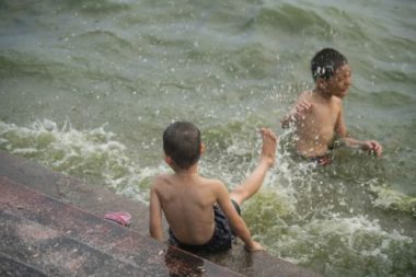 nguoi ha noi do xo ra ho tay tam giai nhiet, troi bong do mua to hinh anh 9