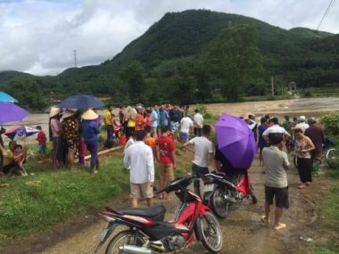 phu tho: 4 nguoi ra song bua quang chai, 1 nguoi bi lu cuon troi hinh anh 2