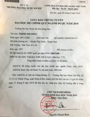 âCÃ´ bÃ© lá» lemâ khÃ³c ná»©c ná» trÆ°á»c cÃ¡nh cá»­a giáº£ng ÄÆ°á»ng Äáº¡i há»c DÆ°á»£c! - 8