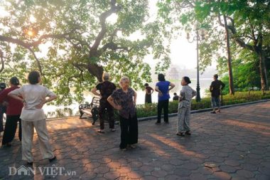 nguoi ha noi ru nhau day som tan huong mua thu ngay chom lanh hinh anh 7