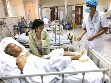 KhÃ©p láº¡i giáº£ng ÄÆ°á»ng Äáº¡i há»c, ná»¯ sinh báº¯t xe tá»©c tá»c vÃ o viá»n chÄm bá» - 4