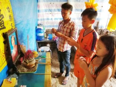 Mẹ mất, cha phiêu bạt mưu sinh, bé gái mang bệnh u bướu đang “lịm” dần ước mơ - 3