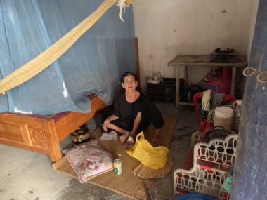 Cụ bà đơn độc có 6 chiếc chum sứt sẹo như câu chuyện lạ...! - 4