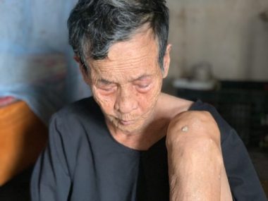 Cụ bà đơn độc có 6 chiếc chum sứt sẹo như câu chuyện lạ...! - 8