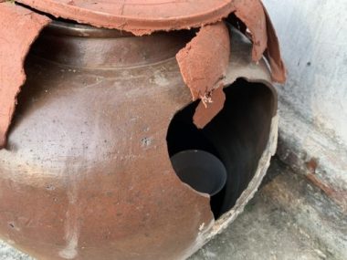 Cụ bà đơn độc có 6 chiếc chum sứt sẹo như câu chuyện lạ...! - 7