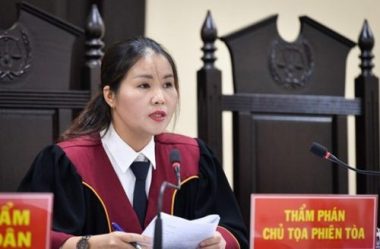 Chủ tọa phiên tòa gian lận thi ở Hà Giang: Nhờ xem điểm được nâng điểm là điều rất vô lý - Ảnh 1.