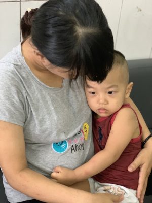 Xót thương mẹ bầu 8 tháng ôm con bại não vật vã nơi bệnh viện - 4
