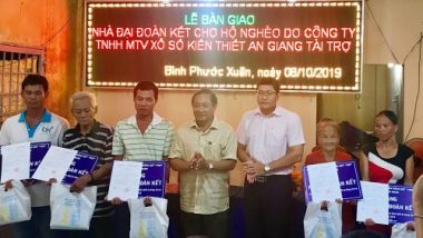 Bàn giao 15 căn nhà đại đoàn kết cho các hộ nghèo xã Bình Phước Xuân