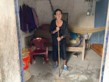 Cụ bà đơn độc có 6 chiếc chum sứt sẹo như câu chuyện lạ...! - 9
