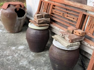 Cụ bà đơn độc có 6 chiếc chum sứt sẹo như câu chuyện lạ...! - 3