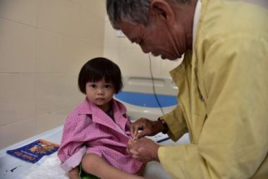 Con dâu qua đời, ông nội bán lúa non cứu cháu gái ung thư - 5