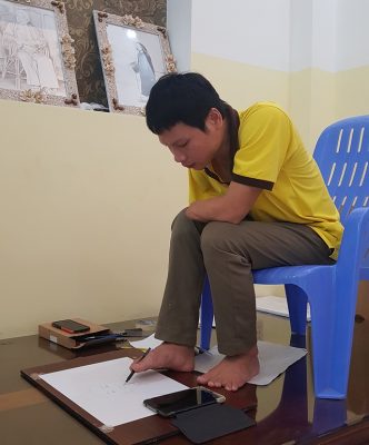 Kinh ngạc chân dung nghệ sĩ được vẽ... bằng chân của chàng trai 8X - 4