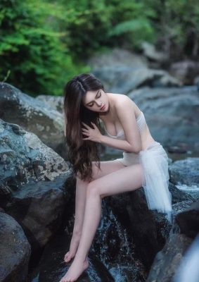 hot girl &quot;ve nha di con&quot; tiet lo bi mat body de hoa eva giua rung sieu goi cam hinh anh 4