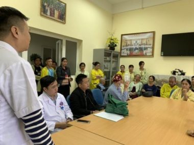 Được bạn đọc giúp đỡ 4 tỉ đồng, ông nội bán lúa non chữa ung thư cho cháu san sẻ nỗi đau - 1