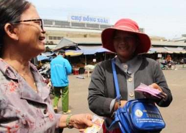  Chủ tịch tỉnh Bình Phước khen thưởng người bán vé số tốt bụng - ảnh 1