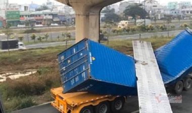 Vì sao xe container cao 4,2m kéo sập dầm cầu bộ hành cao 4,3m