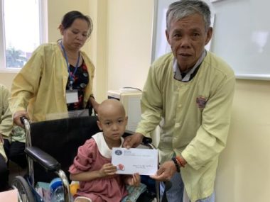 Được bạn đọc giúp đỡ 4 tỉ đồng, ông nội bán lúa non chữa ung thư cho cháu san sẻ nỗi đau - 6