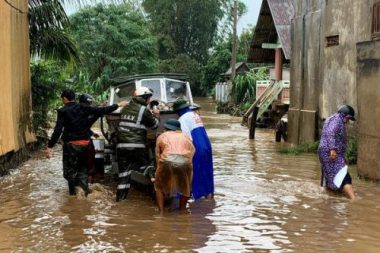 Trăm hộ dân ngập nước, dọa vỡ hồ chứa 700 nghìn m3 ở Đắk Lắk