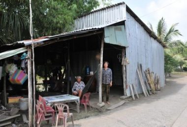Người mẹ nghèo bán nhà Đại đoàn kết sống lay lắt gầm cầu thang bệnh viện để cứu con trai - 1