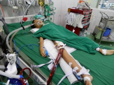 Bác sĩ kêu gọi mạnh thường quân chung tay cứu cậu bé 8 tuổi tính mạng đang nguy kịch - 4