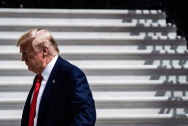 Sóng gió luận tội bủa vây ông Trump