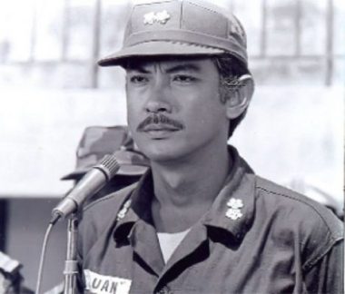 chanh tin cua "van bai lat ngua" dot ngot qua doi, nguoi than bang hoang hinh anh 1