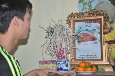 Xót xa cảnh người mẹ sinh 3 bé yếu ớt, một bé mãi mãi ra đi...2 bé nằm cấp cứu! - 6