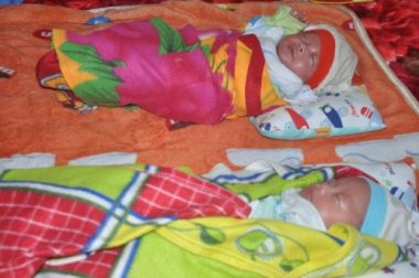 Xót xa cảnh người mẹ sinh 3 bé yếu ớt, một bé mãi mãi ra đi...2 bé nằm cấp cứu! - 3