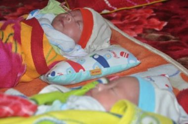 Xót xa cảnh người mẹ sinh 3 bé yếu ớt, một bé mãi mãi ra đi...2 bé nằm cấp cứu! - 9