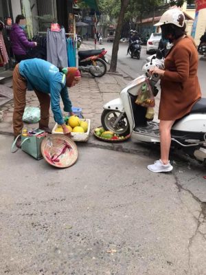 Vụ người phụ nữ mang bầu lái xe cán qua nia trái cây của cô bán hàng rong: Nữ nhân viên cửa hàng quần áo lên tiếng Ảnh 1