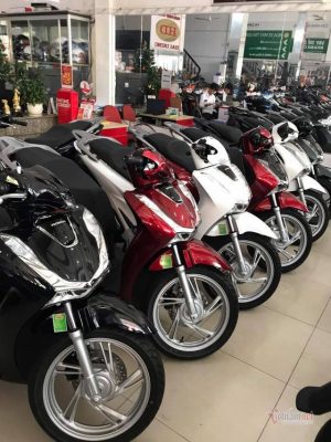 Giá xe máy cận Tết: Cháy Honda SH, không còn xe giao khách - 2