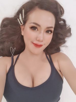 "hot girl nguc khung" tung anh co vu truoc tran u23 viet nam - u23 uae la ai? hinh anh 1