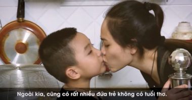 Mẹ 'tước' tuổi thơ vì lo con trai giống bố