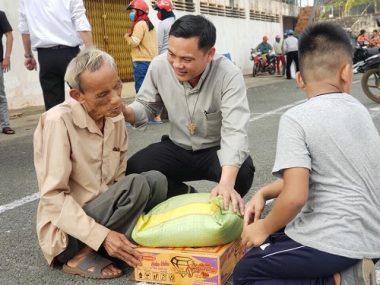 Trao quà cho người khiếm thị tại hai huyện Chơn Thành và Bù Đăng tỉnh Bình Phước - Ảnh 3.