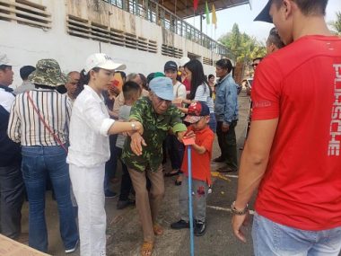 Trao quà cho người khiếm thị tại hai huyện Chơn Thành và Bù Đăng tỉnh Bình Phước - Ảnh 4.