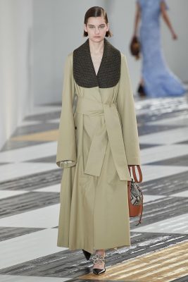 Mũ bóng đèn, áo blazer lửng và loạt xu hướng lên ngôi năm nay Ảnh 17