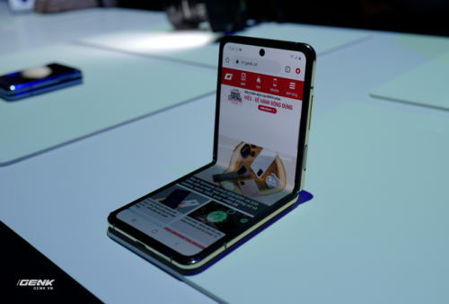 Trên tay Galaxy Z Flip - chiếc smartphone gập dọc bằng kính dẻo, giá 1.380 USD - Ảnh 2. Trên tay Galaxy Z Flip - chiếc smartphone gập dọc bằng kính dẻo, giá 1.380 USD - Ảnh 2.