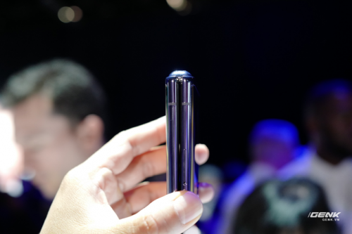 Trên tay Galaxy Z Flip - chiếc smartphone gập dọc bằng kính dẻo, giá 1.380 USD - Ảnh 8. Trên tay Galaxy Z Flip - chiếc smartphone gập dọc bằng kính dẻo, giá 1.380 USD - Ảnh 8.