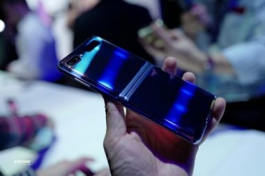 Trên tay Galaxy Z Flip - chiếc smartphone gập dọc bằng kính dẻo, giá 1.380 USD - Ảnh 10. Trên tay Galaxy Z Flip - chiếc smartphone gập dọc bằng kính dẻo, giá 1.380 USD - Ảnh 10.