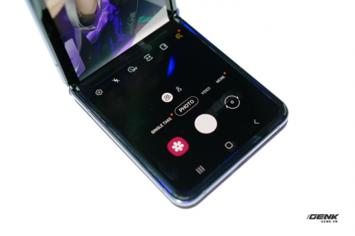 Trên tay Galaxy Z Flip - chiếc smartphone gập dọc bằng kính dẻo, giá 1.380 USD - Ảnh 3. Trên tay Galaxy Z Flip - chiếc smartphone gập dọc bằng kính dẻo, giá 1.380 USD - Ảnh 3.