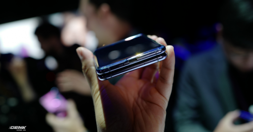 Trên tay Galaxy Z Flip - chiếc smartphone gập dọc bằng kính dẻo, giá 1.380 USD - Ảnh 9. Trên tay Galaxy Z Flip - chiếc smartphone gập dọc bằng kính dẻo, giá 1.380 USD - Ảnh 9.