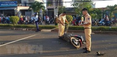 Binh Phuoc: Chay xe toc do cao dam vao dai phan cach, 2 nguoi tu vong hinh anh 1