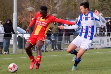 "dieu khoan la" giup doan van hau som "dao thoat" khoi sc heerenveen hinh anh 1