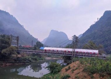 dung rap dam cuoi tren cau o bac kan: mxh thong tin, chinh quyen moi biet hinh anh 1